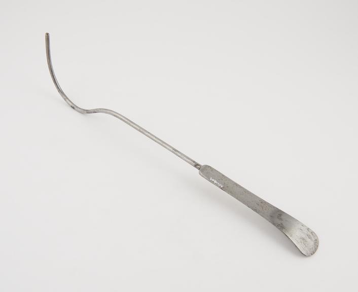 Large lithotomy staff with hooked curve and median groove