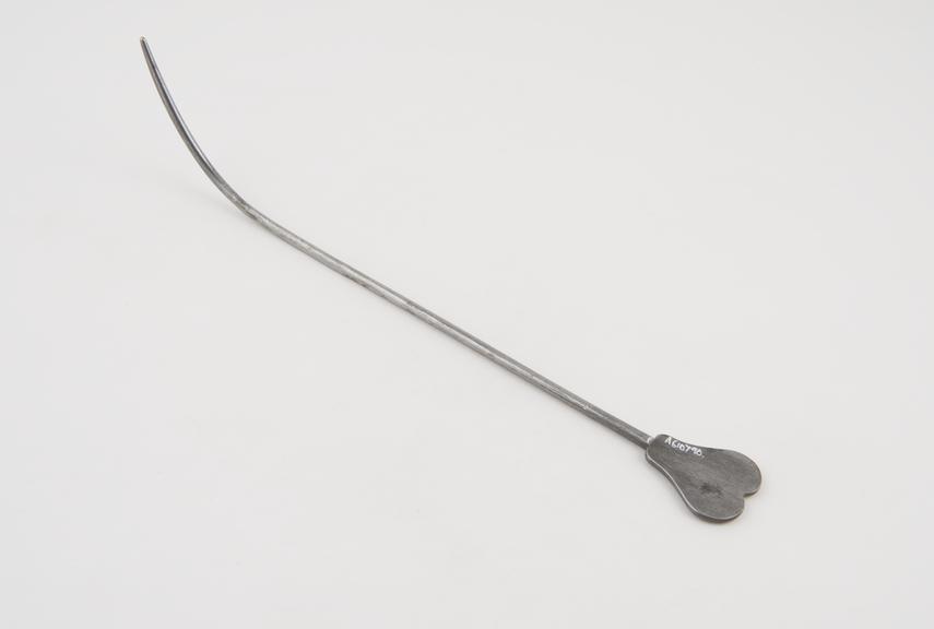 Curved lithotomy staff with median groove and flat handle