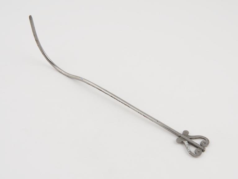 Lithotomy staff with hook-shaped curve, median groove and flat