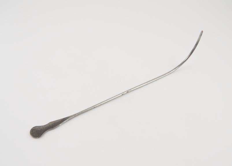 Curved lithotomy staff with median groove and flat handle