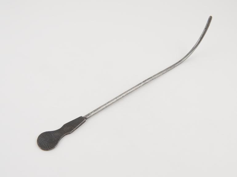 Curved lithotomy staff with median groove and flat handle