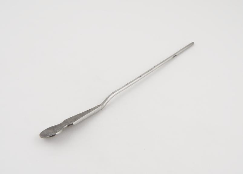 Straight female lithotomy staff with median groove and flat