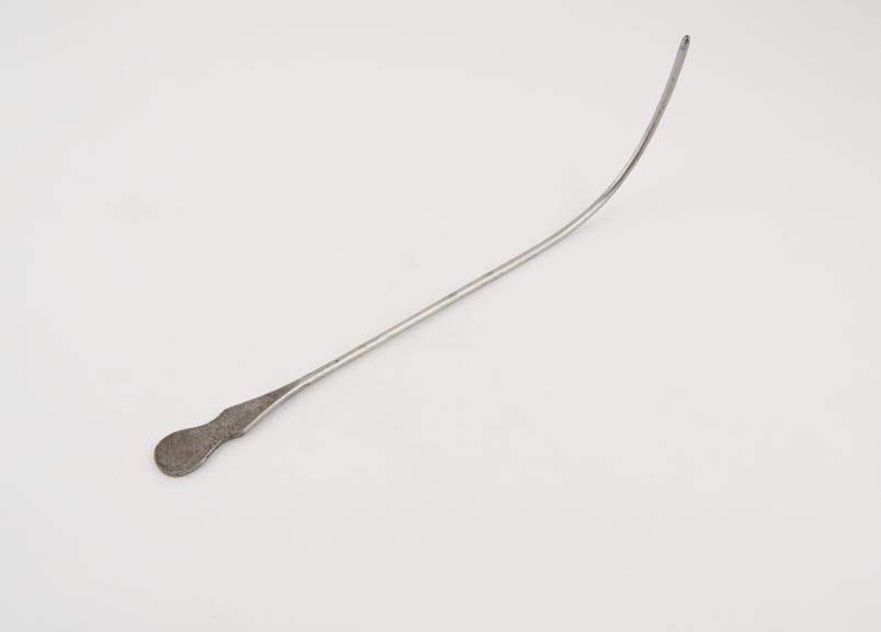 Curved lithotomy staff, with median groove and flat