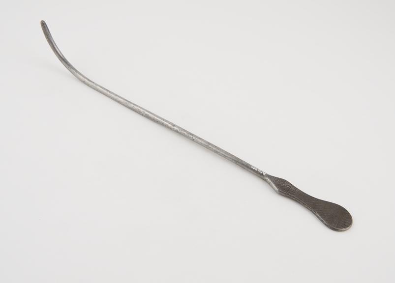 Curved lithotomy staff with median groove and flat waisted