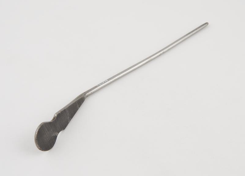 Female lithotomy staff, straight shank, median groove and flat