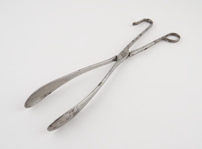 Large pair of forceps with elongated scoop blades