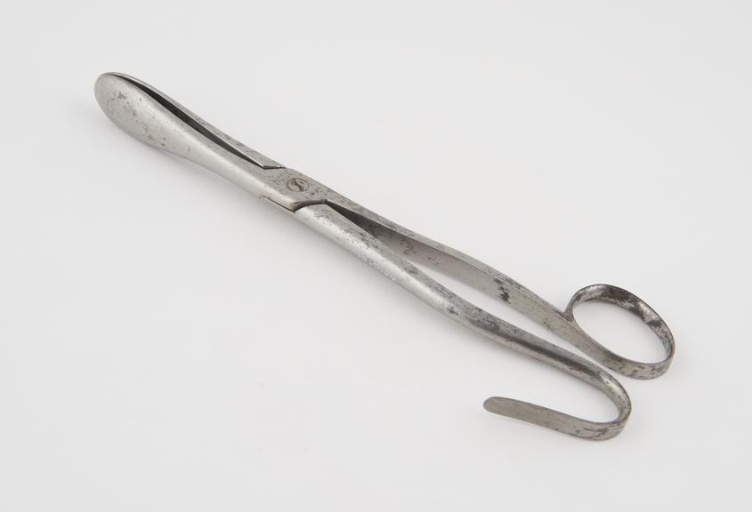 Straight lithotomy forceps with scoop-shaped blades and