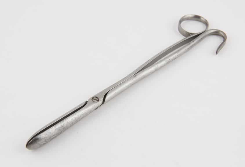 Straight lithotomy forceps with scoop-shaped blades and cross