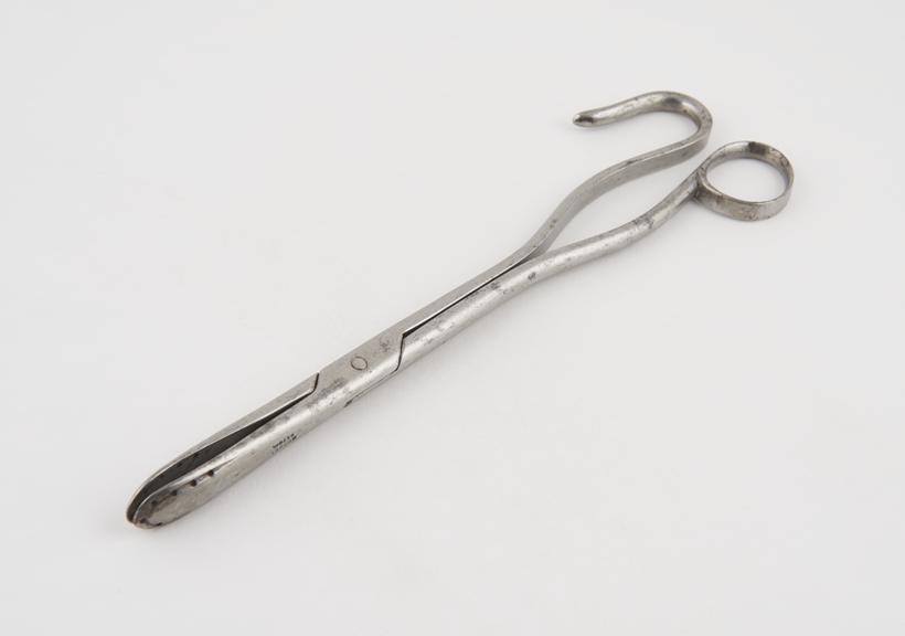 Straight lithotomy forceps with scoop blades perforated around