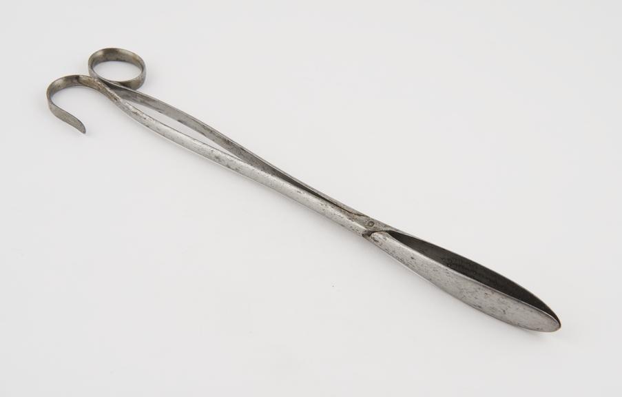 Straight lithotomy forceps with bilateral scoop blades and