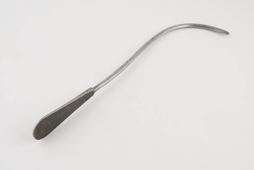 Curved lithotomy staff with median groove and flat handle