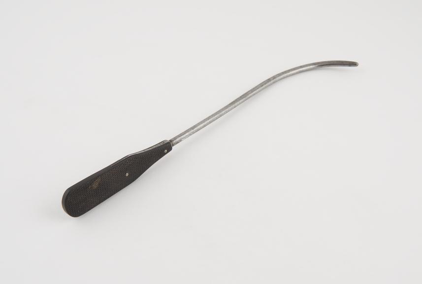 Curved lithotomy staff with median groove and large