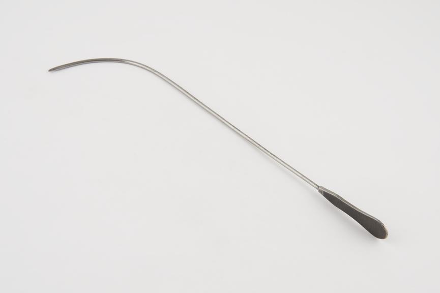 Curved lithotomy staff with median groove and flat handle