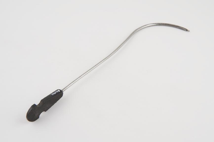 Curved lithotomy staff with probe end and median groove