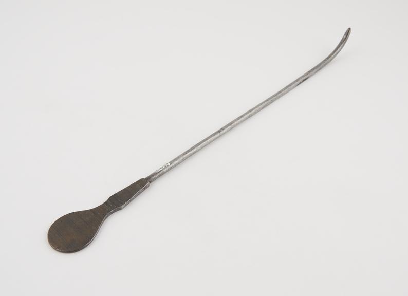 Curved lithotomy staff with median groove and flat handle