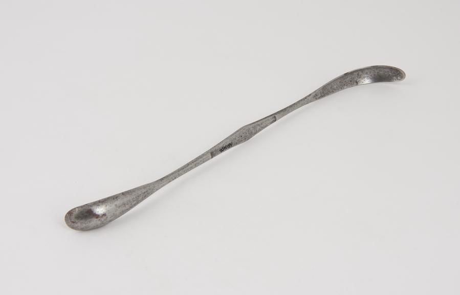 Double-ended lithotomy scoop with curved