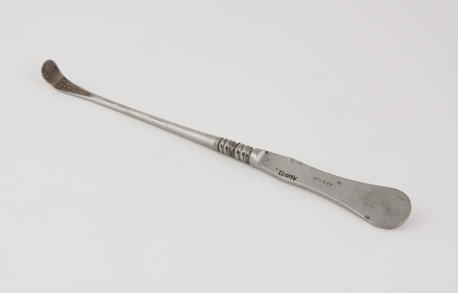 Lithotomy scoop with flattened curved blade and flat handle