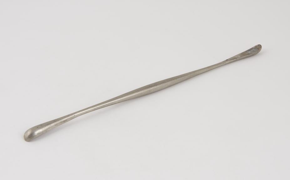 Double-ended lithotomy scoop with straight shank and two small