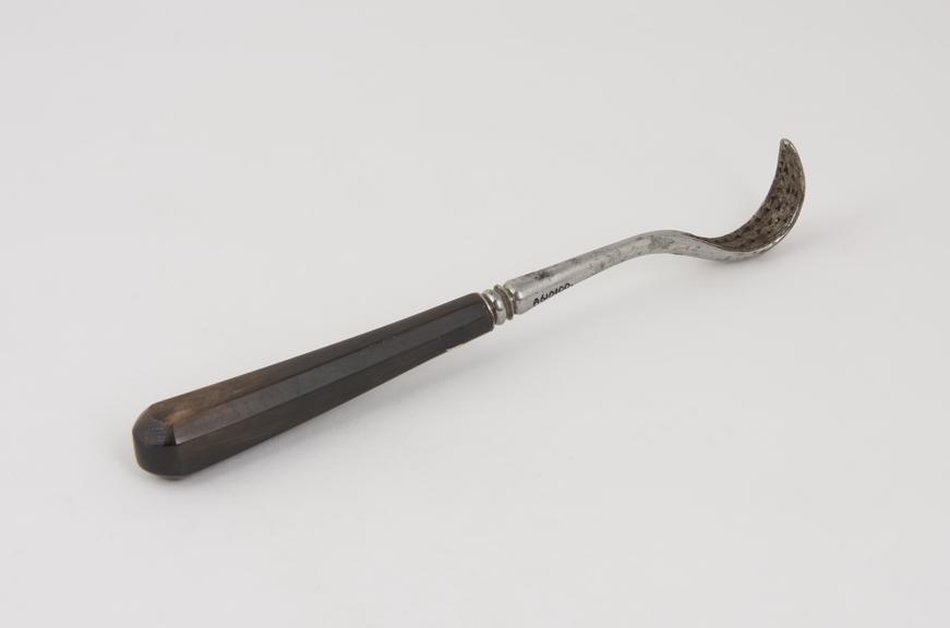 Lithotomy scoop with hook shaped median blade and horn handle