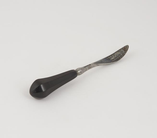 Lithotomy scoop with elongated blade