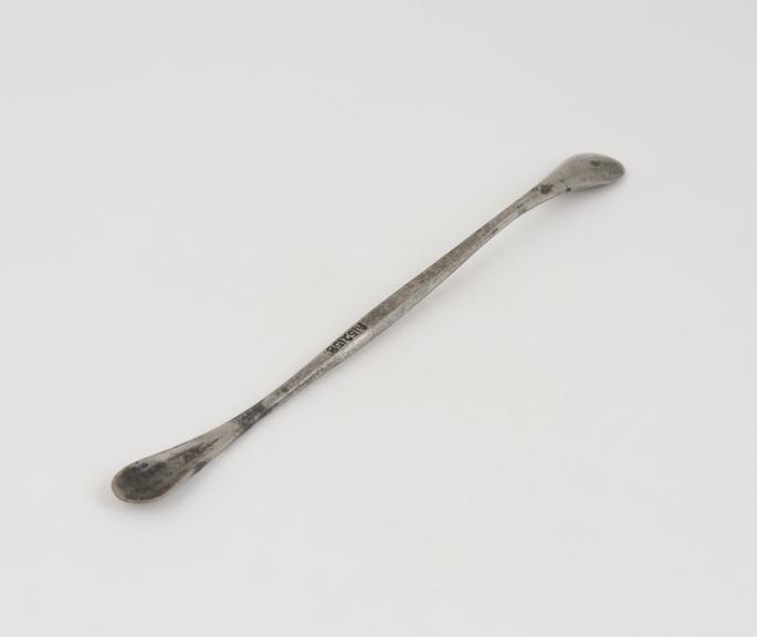 Double-ended lithotomy scoop with two shallow spoon-shaped