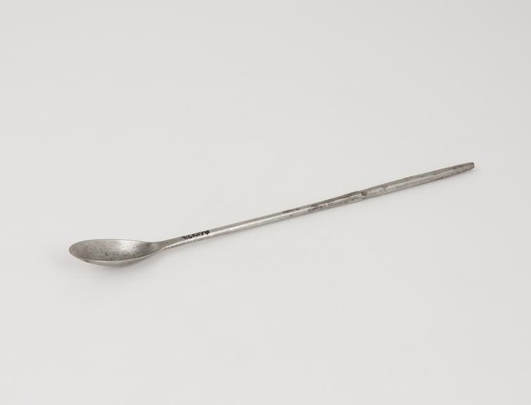 Lithotomy scoop with spoon-shaped blade and cylindrical handle