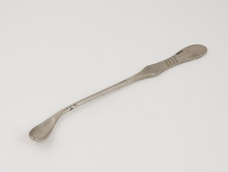 Erichson's lithotomy scoop with laterally curved blade and teat