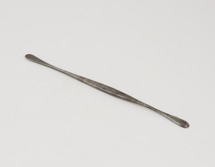 Double-ended lithotomy or gall-stone scoop with small