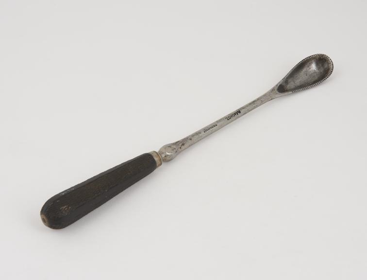 Lithotomy scoop with large spoon-shaped blade and chequered