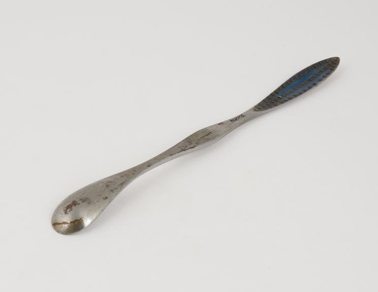 Double-ended lithotomy scoop with one spoon-shaped blade and