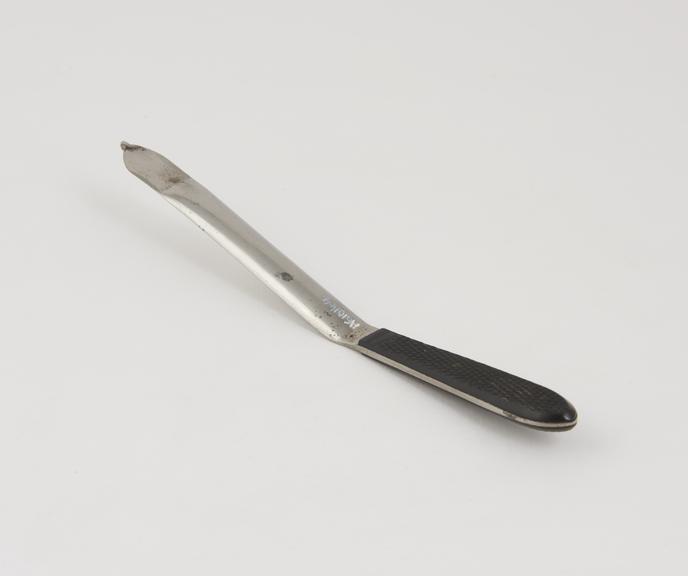 Small lithotomy gorget with gutter-shaped probe-ended blade and