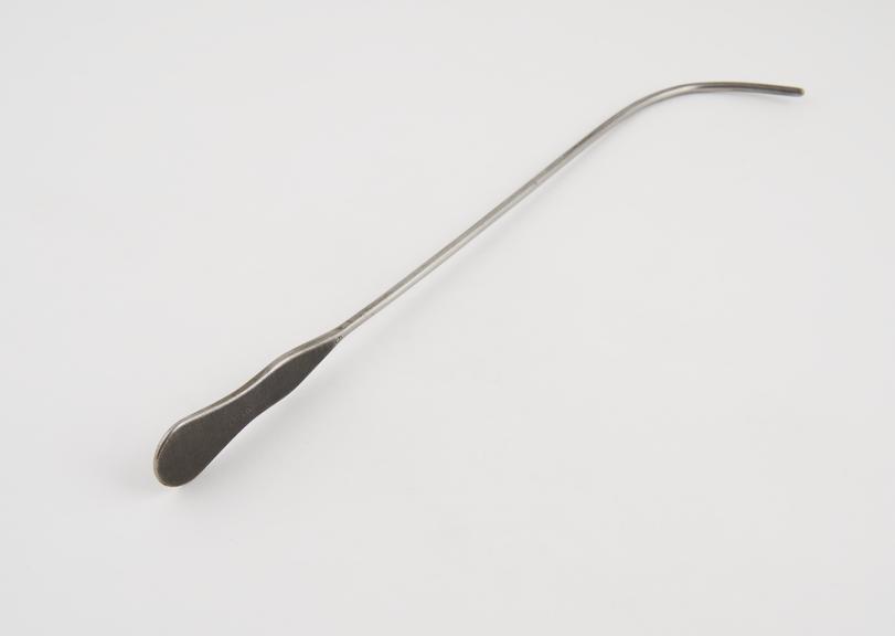 Curved lithotomy staff with median groove and flat handle