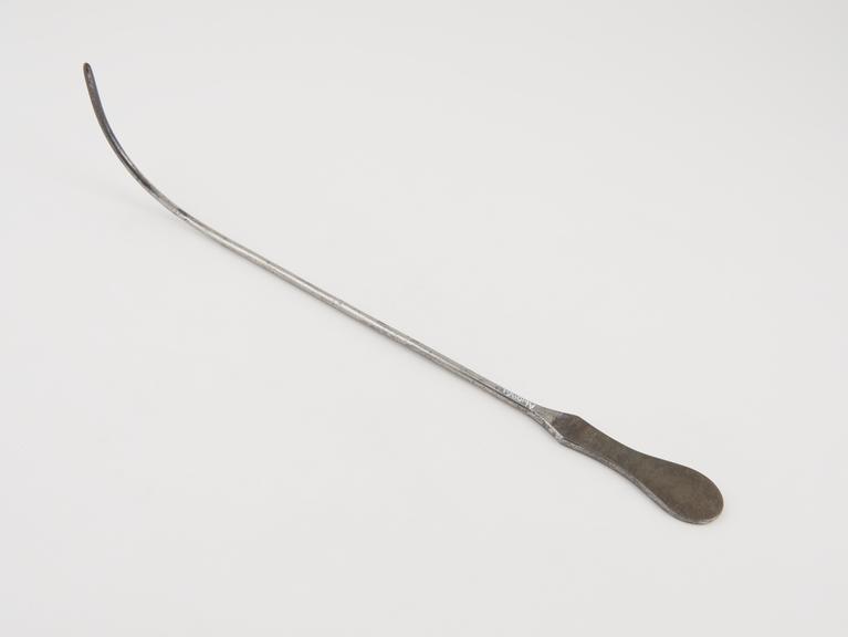 Curved lithotomy staff, with lateral groove and flat handle