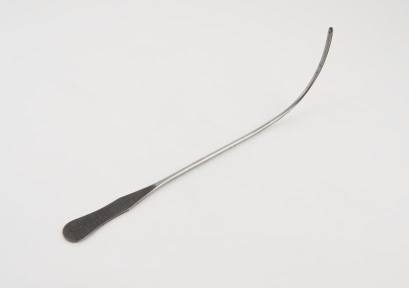 Curved lithotomy staff, with lateral groove and flat handle