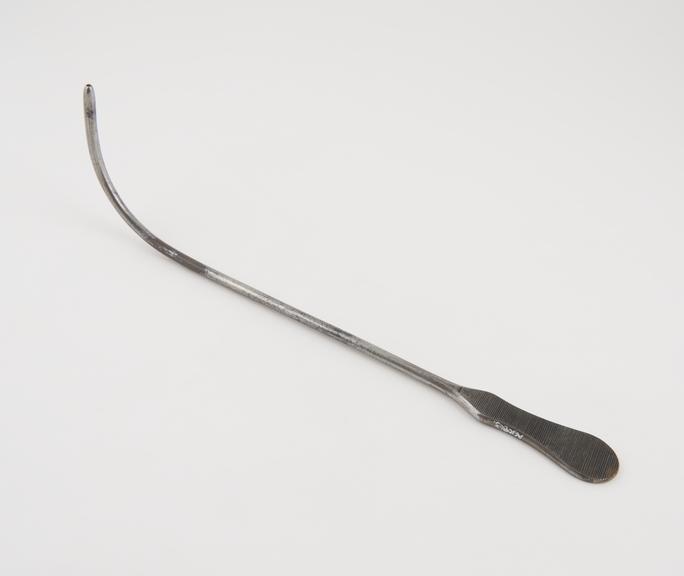 Curved lithotomy staff, with lateral groove and flat handle