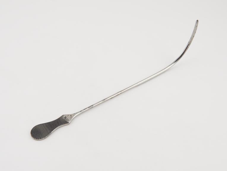 Curved lithotomy staff, with lateral groove and flat handle