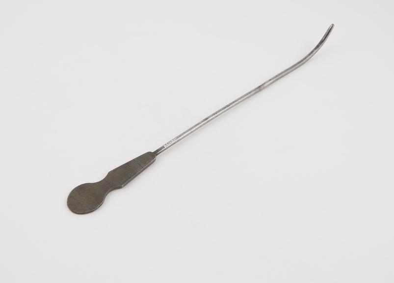 Curved lithotomy staff with median groove and flat handle