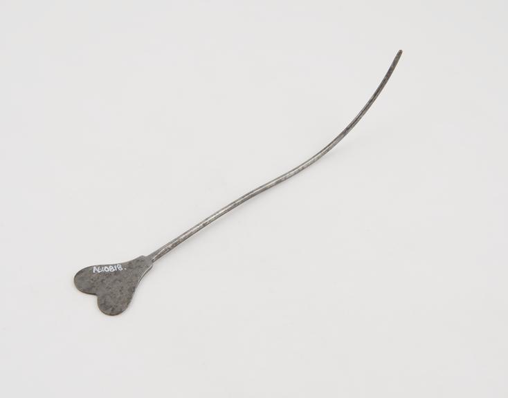 Small curved lithotomy staff with median groove and flat handle