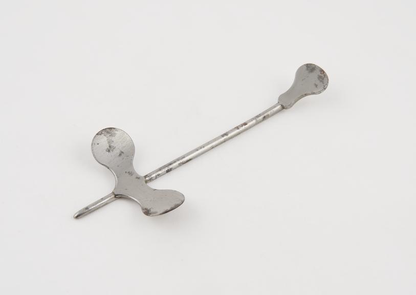 Straight lithotomy director with curved flanges at proximal end