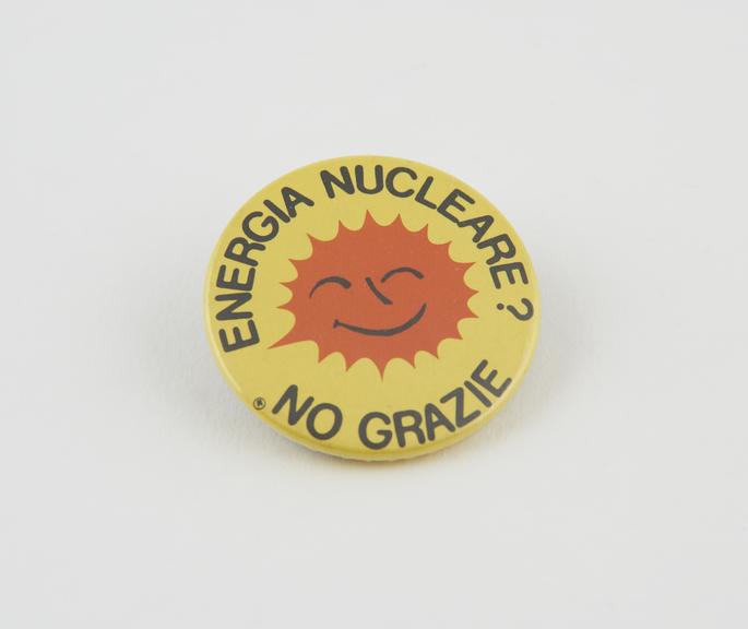 Anti-nuclear energy badge, one of three, in Italian