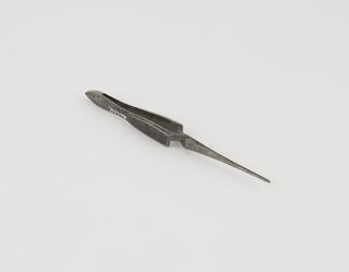 Cross-action artery forceps
