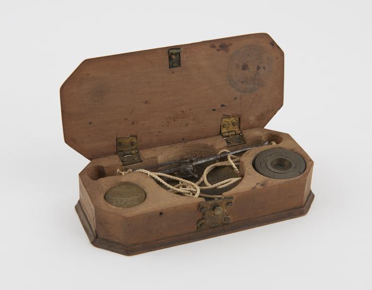 Money Changers Scales, English, with nest of weights