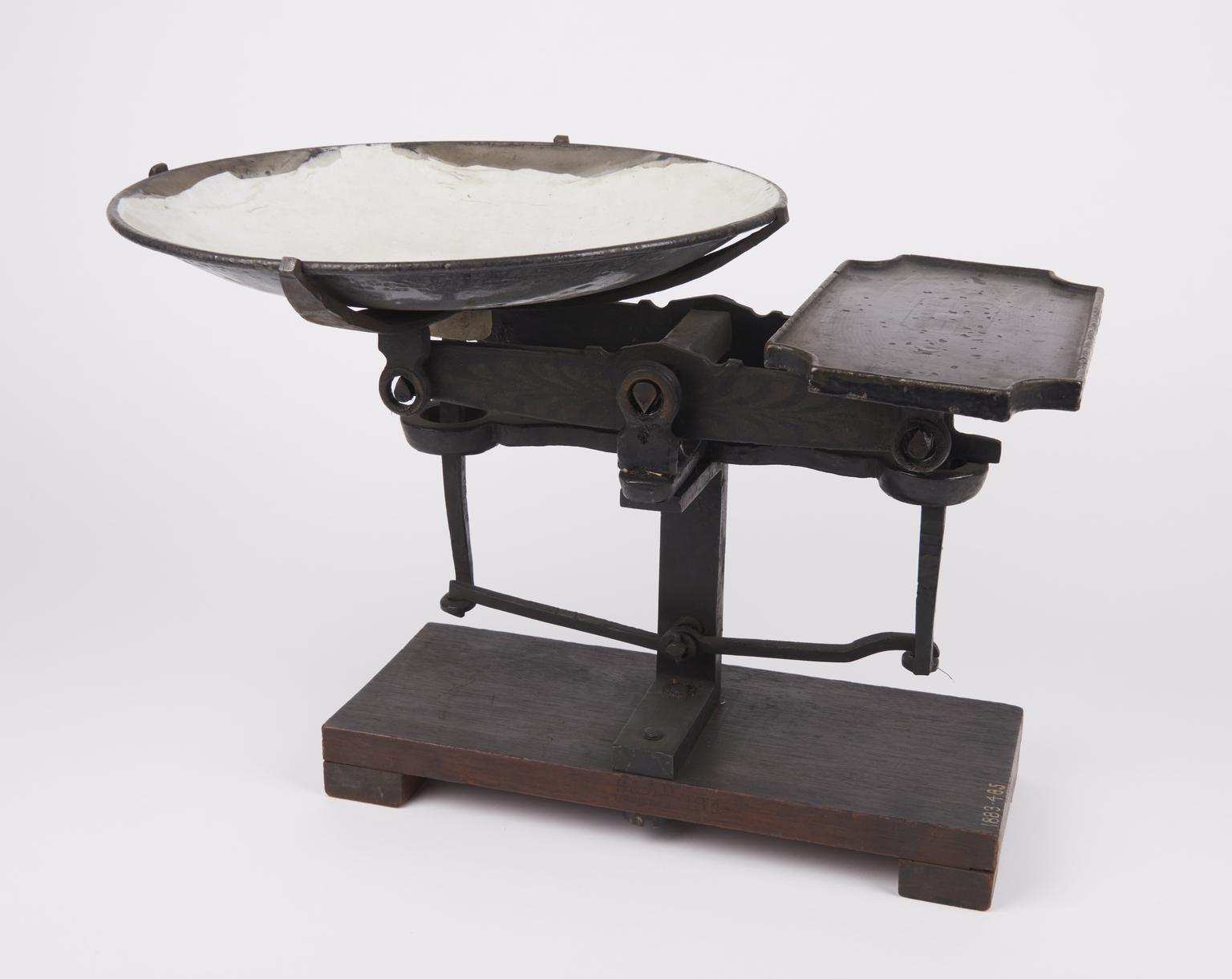 Roberval Balance Scale Balance scales, Roberval's system | Science Museum Group Collection