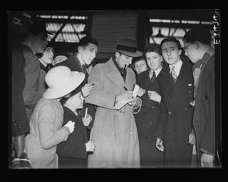 Fred Perry signs autographs