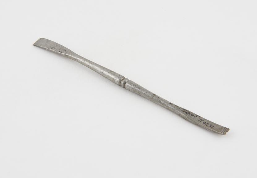 Double-ended trepanning lever, incised grooves on lifting edges