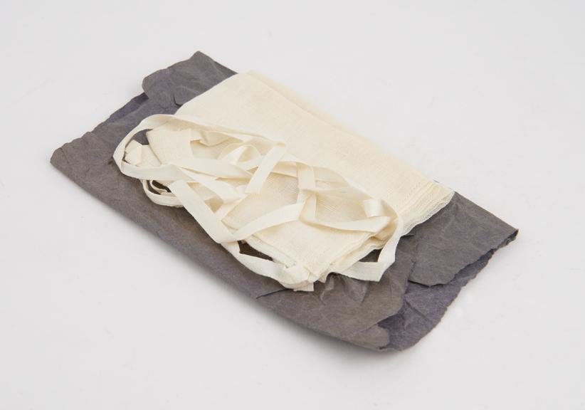 Surgeon's face mask, muslin, English, c. 1950