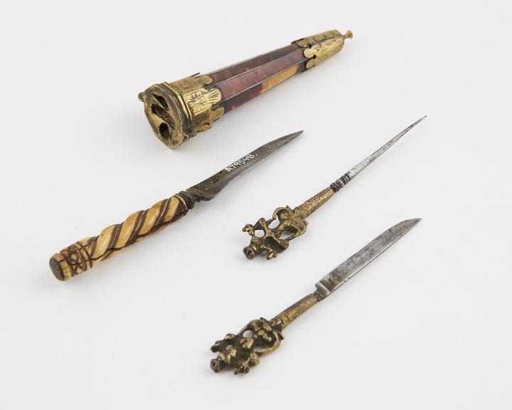 Two knives and a sharp probe, in gilt bronze octagonal sheath