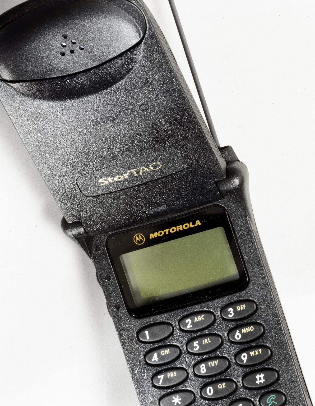 Motorola社製　StarTAC コレクション品　1997年製 Motorola StarTAC mobile phone, 1997. | Science Museum Group Collection