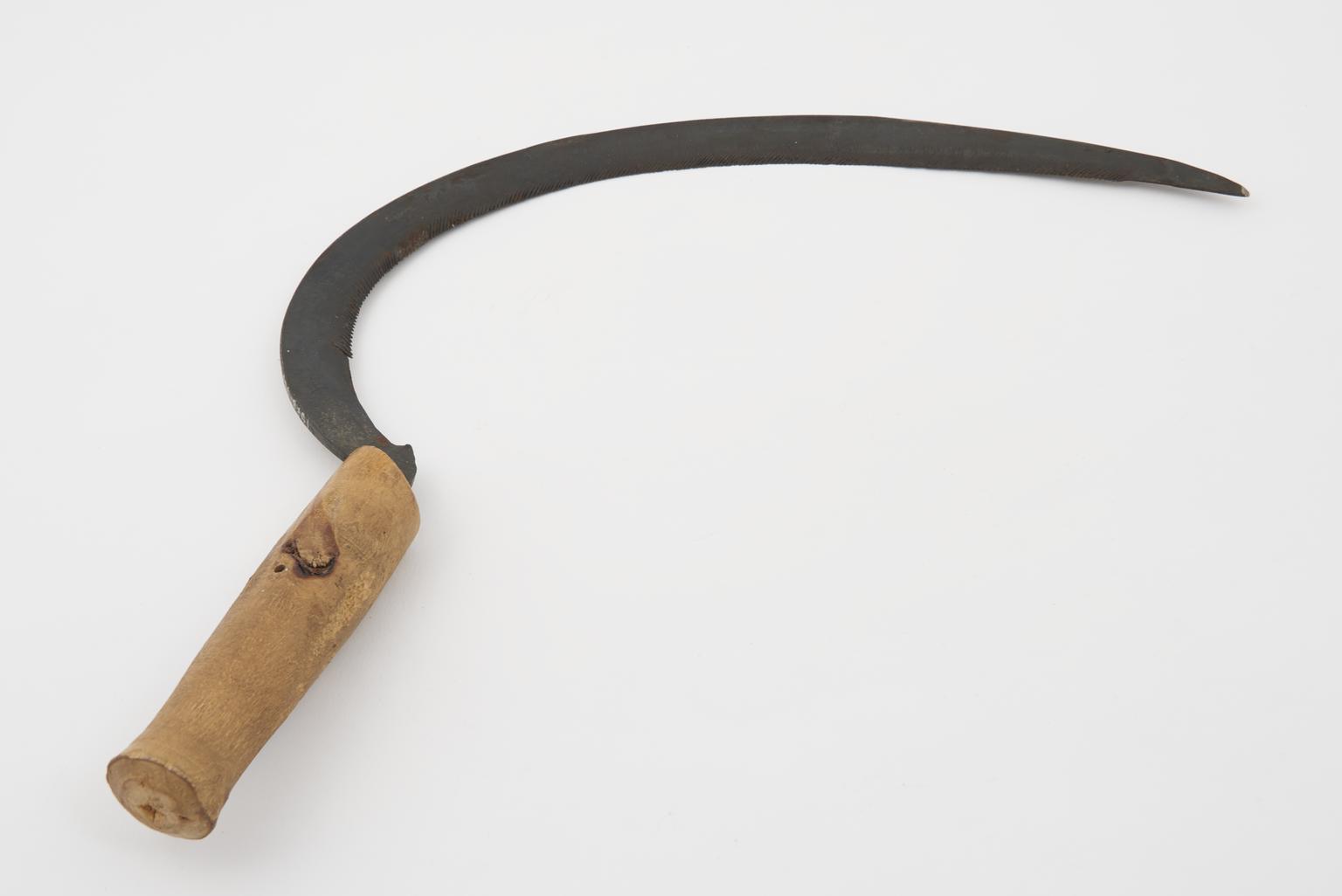 Solid Color Sickle Sickle with serrated edge | Science Museum Group Collection