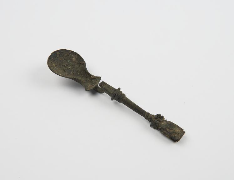 Bronze spoon, guitar-shaped bowl with straight stem